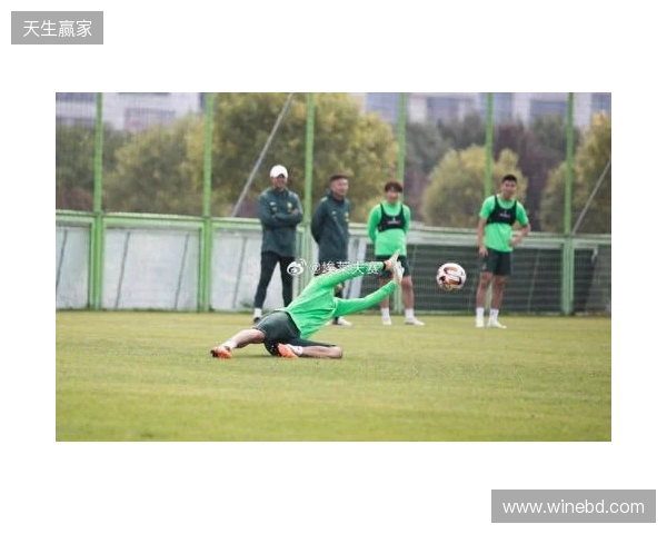 博主：国安下午集结韩佳奇现身，个别球员已从基地搬走私人物品